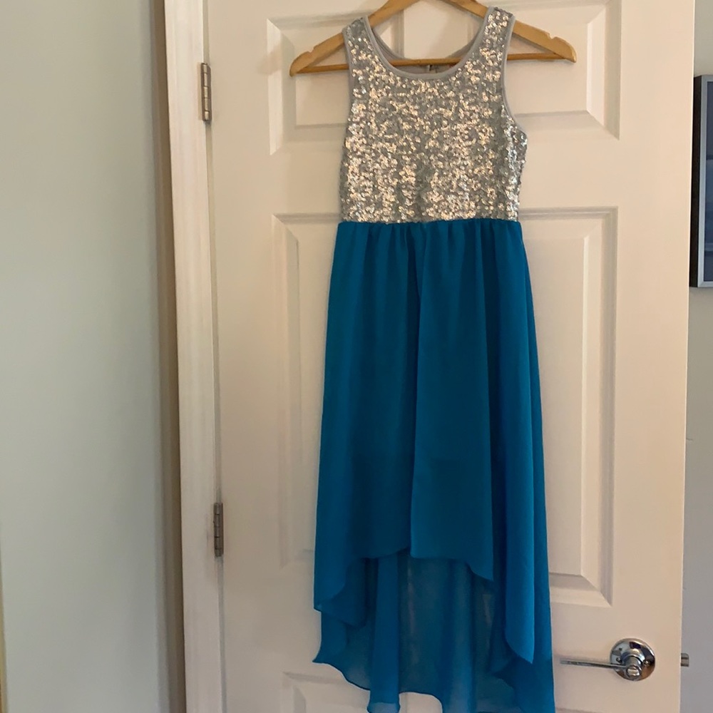 Sparkly hi-lo 👗 dress! 💙🤍